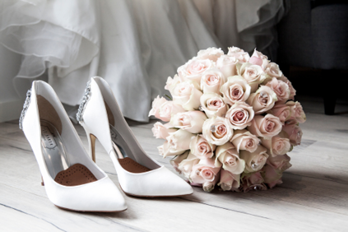 Wedding bouquet / bride's shoes